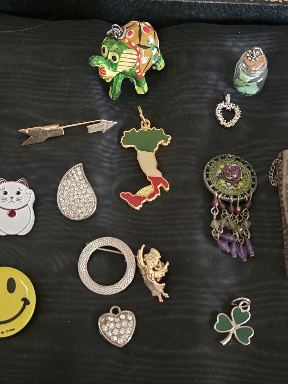 Vintage & Modern Mixed Jewelry Lot – Pins, Charms & Pendants – 16 Pieces
